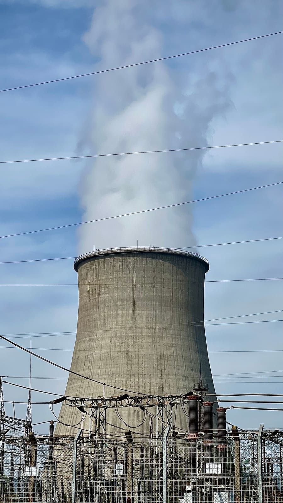 Power plant cooling tower venting steam